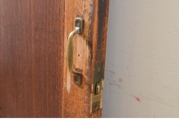 アンティーク建具　落ち着いた雰囲気を演出する木製ドア1枚(木製扉)(R-066726)