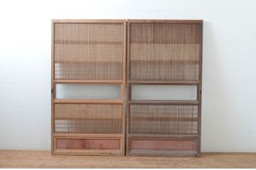 アンティーク建具　腰板欅(ケヤキ)材　和の空間を演出する裏障子付き格子戸2枚セット(引き戸、障子戸、ガラス帯戸)(R-066728)