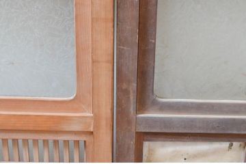 アンティーク建具　腰板欅(ケヤキ)材　和の空間を演出する裏障子付き格子戸2枚セット(引き戸、障子戸、ガラス帯戸)(R-066728)
