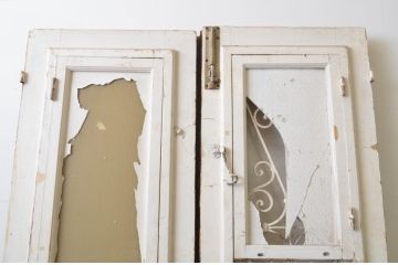 海外アンティーク　ペイント仕上げ限定　かわいいデザインのアイアンフェンス入り両開きドア1対(建具、木製扉、ドア、1対2枚セット)(R-066744)