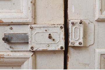 海外アンティーク　ペイント仕上げ限定　かわいいデザインのアイアンフェンス入り両開きドア1対(建具、木製扉、ドア、1対2枚セット)(R-066744)