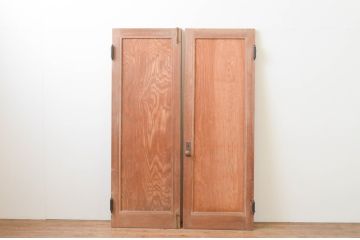 アンティーク建具　インテリアに取り入れやすいシンプルなデザインが魅力の両開きドア1対(2枚セット、木製扉)(R-066762)