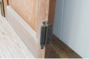 アンティーク建具　インテリアに取り入れやすいシンプルなデザインが魅力の両開きドア1対(2枚セット、木製扉)(R-066762)