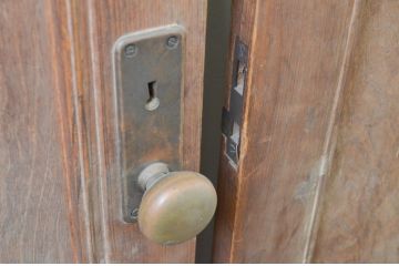 アンティーク建具　インテリアに取り入れやすいシンプルなデザインが魅力の両開きドア1対(2枚セット、木製扉)(R-066762)
