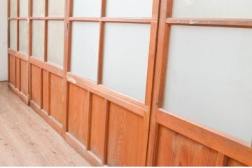 アンティーク建具　木の温かみが感じられる昭和レトロなガラス戸4枚セット(引き戸)(R-066764)