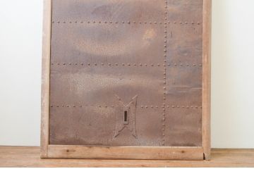 アンティーク建具　重厚で味わい深い鉄板張りの蔵戸1枚(鉄扉、玄関戸、引き戸)(R-066766)