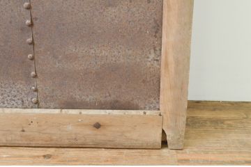 アンティーク建具　重厚で味わい深い鉄板張りの蔵戸1枚(鉄扉、玄関戸、引き戸)(R-066766)