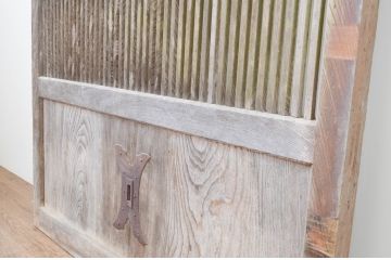 アンティーク建具　経年を感じさせる木味が味わい深い総欅(ケヤキ)材の格子蔵戸1枚(格子戸、引き戸、玄関戸)(R-066767)