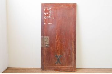 アンティーク建具　細やかな意匠が施された金具が魅力的な総欅(ケヤキ)材の幅狭蔵戸1枚(玄関戸、引き戸)(R-066769)