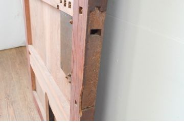 アンティーク建具　細やかな意匠が施された金具が魅力的な総欅(ケヤキ)材の幅狭蔵戸1枚(玄関戸、引き戸)(R-066769)