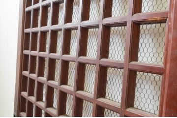 アンティーク建具　上手物!!上質な造りで深みある色合いが魅力的な総欅(ケヤキ)材のマス目(升目)格子蔵戸1枚(きつね格子、狐格子、格子戸、引き戸、玄関戸)(R-066770)