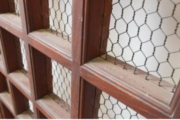 アンティーク建具　上手物!!上質な造りで深みある色合いが魅力的な総欅(ケヤキ)材のマス目(升目)格子蔵戸1枚(きつね格子、狐格子、格子戸、引き戸、玄関戸)(R-066770)