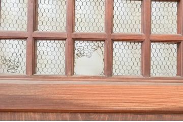 アンティーク建具　上手物!!上質な造りで深みある色合いが魅力的な総欅(ケヤキ)材のマス目(升目)格子蔵戸1枚(きつね格子、狐格子、格子戸、引き戸、玄関戸)(R-066770)