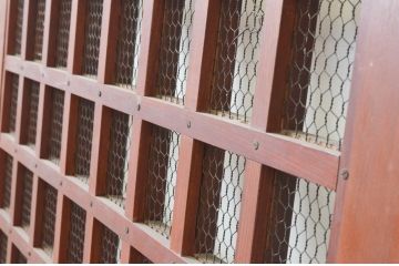 アンティーク建具　上手物!!上質な造りで深みある色合いが魅力的な総欅(ケヤキ)材のマス目(升目)格子蔵戸1枚(きつね格子、狐格子、格子戸、引き戸、玄関戸)(R-066770)