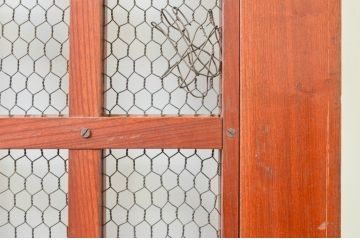 アンティーク建具　上手物!!上質な造りで深みある色合いが魅力的な総欅(ケヤキ)材のマス目(升目)格子蔵戸1枚(きつね格子、狐格子、格子戸、引き戸、玄関戸)(R-066770)