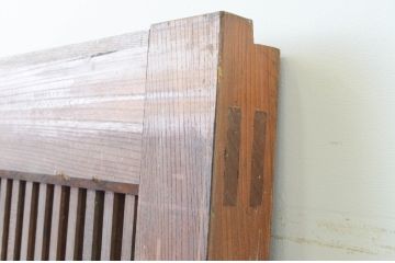 アンティーク建具　恵比寿天の金具が目を惹く総欅(ケヤキ)材の格子蔵戸1枚(格子戸、玄関戸、引き戸)(R-066771)