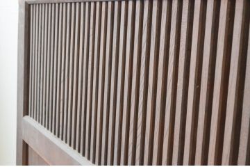 アンティーク建具　恵比寿天の金具が目を惹く総欅(ケヤキ)材の格子蔵戸1枚(格子戸、玄関戸、引き戸)(R-066771)