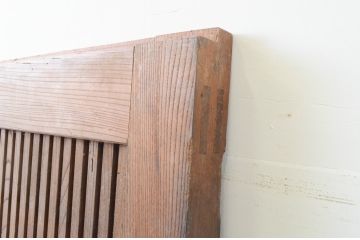 アンティーク建具　恵比寿天の金具が目を惹く総欅(ケヤキ)材の格子蔵戸1枚(格子戸、玄関戸、引き戸)(R-066771)