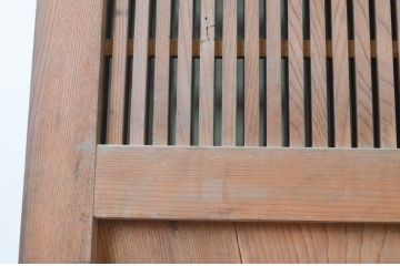 アンティーク建具　恵比寿天の金具が目を惹く総欅(ケヤキ)材の格子蔵戸1枚(格子戸、玄関戸、引き戸)(R-066771)