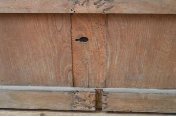 アンティーク建具　恵比寿天の金具が目を惹く総欅(ケヤキ)材の格子蔵戸1枚(格子戸、玄関戸、引き戸)(R-066771)