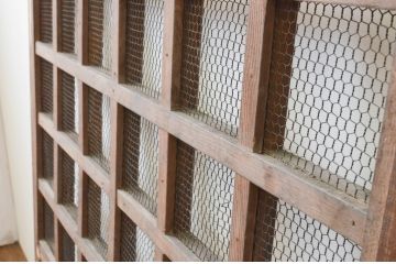 アンティーク建具　総欅(ケヤキ)材　腰板玉杢　落ち着いた和の雰囲気におすすめ!マス目(升目)の格子蔵戸1枚(きつね格子、狐格子、格子戸、引き戸、玄関戸)(R-066772)