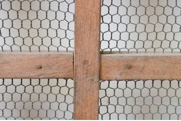 アンティーク建具　総欅(ケヤキ)材　腰板玉杢　落ち着いた和の雰囲気におすすめ!マス目(升目)の格子蔵戸1枚(きつね格子、狐格子、格子戸、引き戸、玄関戸)(R-066772)