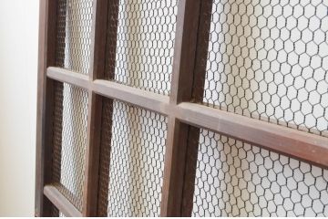 アンティーク建具　腰板欅(ケヤキ)材　味わい深さが魅力!　マス目(升目)の格子蔵戸1枚(きつね格子、狐格子、格子戸、玄関戸、引き戸)(R-066774)