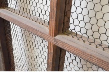 アンティーク建具　腰板欅(ケヤキ)材　味わい深さが魅力!　マス目(升目)の格子蔵戸1枚(きつね格子、狐格子、格子戸、玄関戸、引き戸)(R-066774)