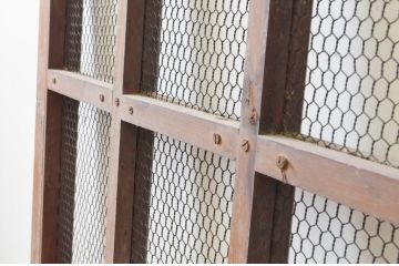 アンティーク建具　腰板欅(ケヤキ)材　味わい深さが魅力!　マス目(升目)の格子蔵戸1枚(きつね格子、狐格子、格子戸、玄関戸、引き戸)(R-066774)