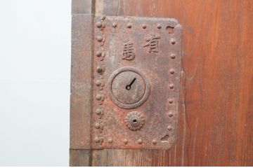 アンティーク建具　時を経た味わいが魅力的な欅(ケヤキ)材の幅狭蔵戸1枚(引き戸、玄関戸)(R-066775)