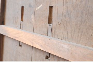 アンティーク建具　時を経た味わいが魅力的な欅(ケヤキ)材の幅狭蔵戸1枚(引き戸、玄関戸)(R-066775)
