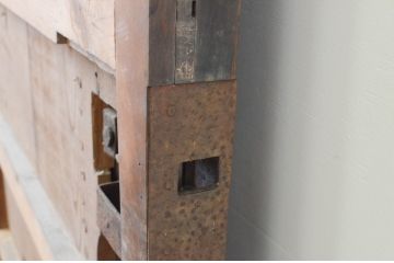 アンティーク建具　時を経た味わいが魅力的な欅(ケヤキ)材の幅狭蔵戸1枚(引き戸、玄関戸)(R-066775)