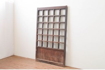 アンティーク建具　総欅(ケヤキ)材　時代の流れを感じさせるマス目(升目)の格子蔵戸1枚(きつね格子、狐格子、格子戸、玄関戸、引き戸)(R-066776)
