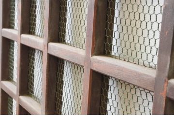 アンティーク建具　総欅(ケヤキ)材　時代の流れを感じさせるマス目(升目)の格子蔵戸1枚(きつね格子、狐格子、格子戸、玄関戸、引き戸)(R-066776)