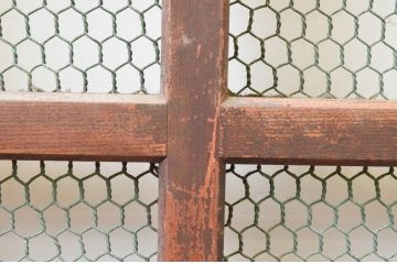 アンティーク建具　総欅(ケヤキ)材　時代の流れを感じさせるマス目(升目)の格子蔵戸1枚(きつね格子、狐格子、格子戸、玄関戸、引き戸)(R-066776)