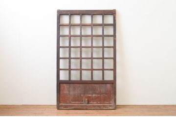 アンティーク建具　総欅(ケヤキ)材　時代の流れを感じさせるマス目(升目)の格子蔵戸1枚(きつね格子、狐格子、格子戸、玄関戸、引き戸)(R-066776)