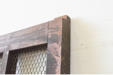 アンティーク建具　総欅(ケヤキ)材　時代の流れを感じさせるマス目(升目)の格子蔵戸1枚(きつね格子、狐格子、格子戸、玄関戸、引き戸)(R-066776)