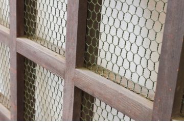 アンティーク建具　総欅(ケヤキ)材　時代の流れを感じさせるマス目(升目)の格子蔵戸1枚(きつね格子、狐格子、格子戸、玄関戸、引き戸)(R-066776)