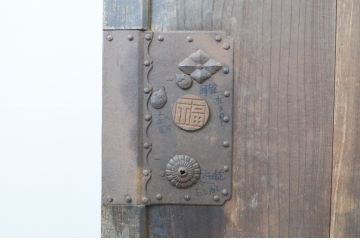 アンティーク建具　分厚い框組みと重厚な佇まいが魅力!総欅(ケヤキ)材の蔵戸1枚(玄関戸、引き戸)(R-066778)