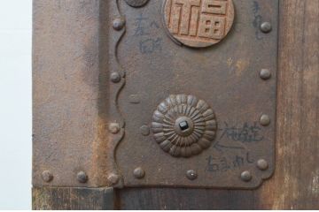 アンティーク建具　分厚い框組みと重厚な佇まいが魅力!総欅(ケヤキ)材の蔵戸1枚(玄関戸、引き戸)(R-066778)