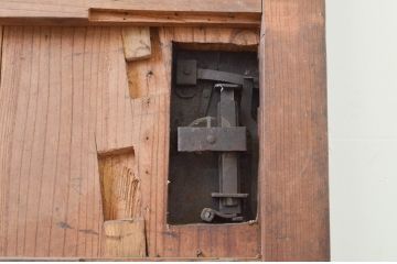 アンティーク建具　分厚い框組みと重厚な佇まいが魅力!総欅(ケヤキ)材の蔵戸1枚(玄関戸、引き戸)(R-066778)