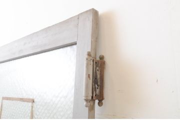 アンティーク建具　ペイント仕上げ限定　レトロな雰囲気づくりにおすすめ!ワイヤーメッシュ入りの大きなガラス扉1枚(ドア、木製扉)(R-066780)