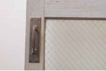 アンティーク建具　ペイント仕上げ限定　レトロな雰囲気づくりにおすすめ!ワイヤーメッシュ入りの大きなガラス扉1枚(ドア、木製扉)(R-066780)