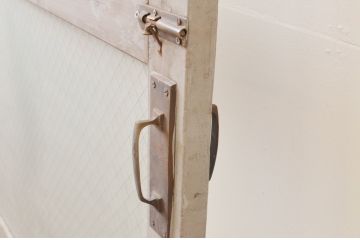アンティーク建具　ペイント仕上げ限定　レトロな雰囲気づくりにおすすめ!ワイヤーメッシュ入りの大きなガラス扉1枚(ドア、木製扉)(R-066780)
