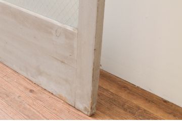 アンティーク建具　ペイント仕上げ限定　レトロな雰囲気づくりにおすすめ!ワイヤーメッシュ入りの大きなガラス扉1枚(ドア、木製扉)(R-066780)