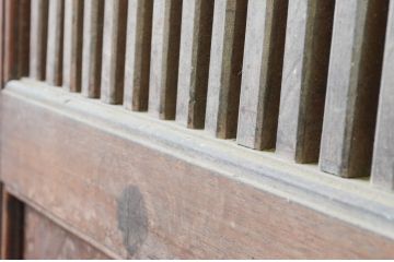 アンティーク建具　腰板欅(ケヤキ)材　重厚感のある佇まいが魅力の格子蔵戸1枚(格子戸、玄関戸、引き戸)(R-066781)