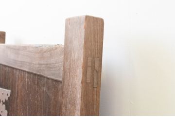 アンティーク建具　一枚板　総欅(ケヤキ)材　古き時代の味わいが魅力的な門扉の小扉1枚(ドア、蔵戸、木製扉)(R-066783)