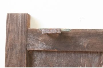 アンティーク建具　一枚板　総欅(ケヤキ)材　古き時代の味わいが魅力的な門扉の小扉1枚(ドア、蔵戸、木製扉)(R-066783)