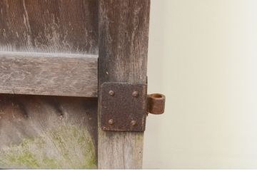 アンティーク建具　一枚板　総欅(ケヤキ)材　古き時代の味わいが魅力的な門扉の小扉1枚(ドア、蔵戸、木製扉)(R-066783)