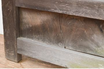 アンティーク建具　一枚板　総欅(ケヤキ)材　古き時代の味わいが魅力的な門扉の小扉1枚(ドア、蔵戸、木製扉)(R-066783)